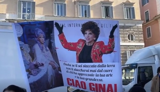 Funerali Gina Lollobrigida, migliaia in piazza: l’omaggio di Giorgia Meloni – VIDEO