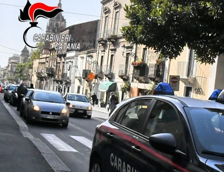 “Provo i pantaloni” e invece ruba i profumi: furto in via Etnea, scatta l’arresto per una pregiudicata
