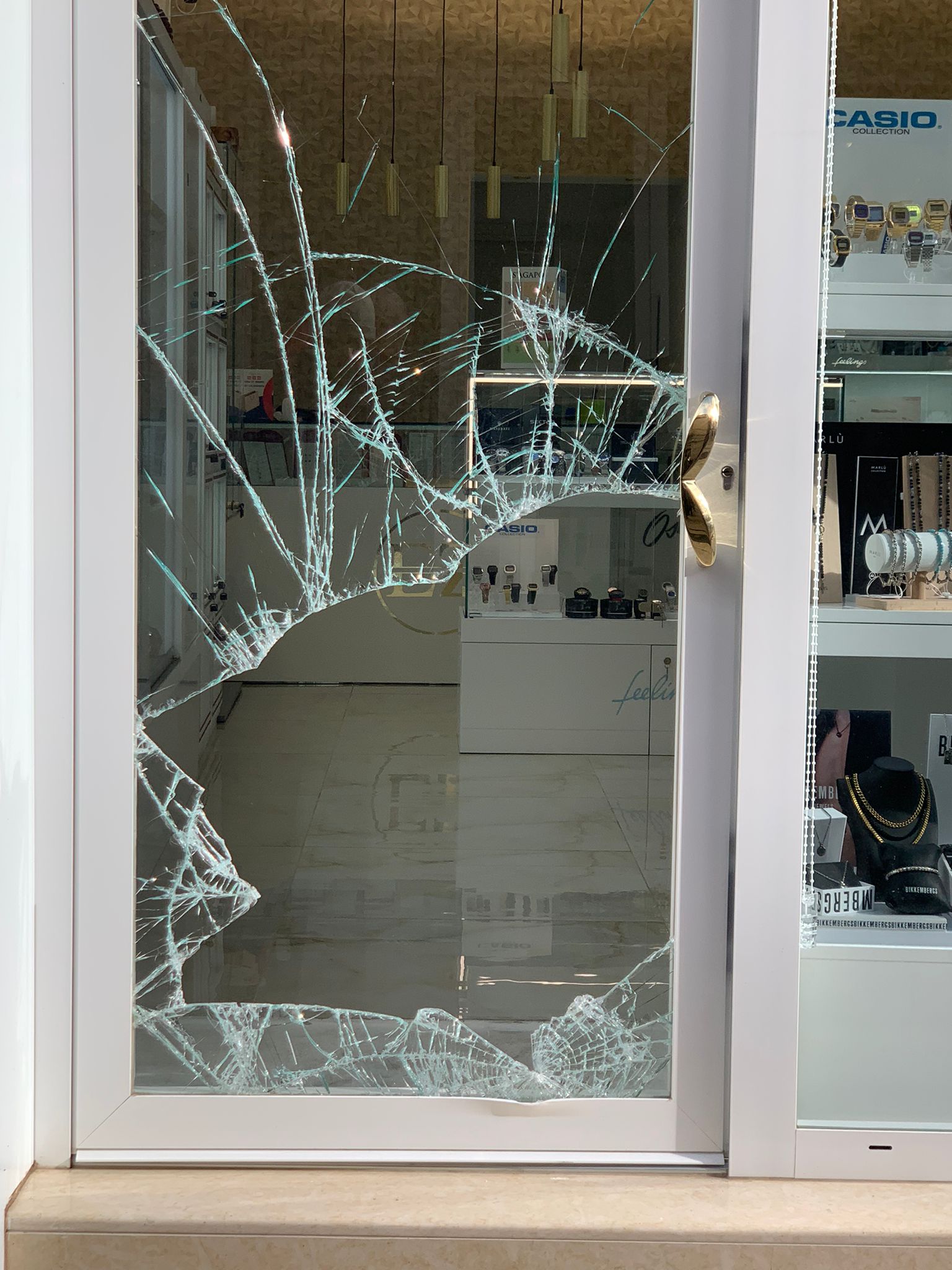 Sfondano vetrata e centrano il colpo in gioielleria: ladri in azione nel Ragusano