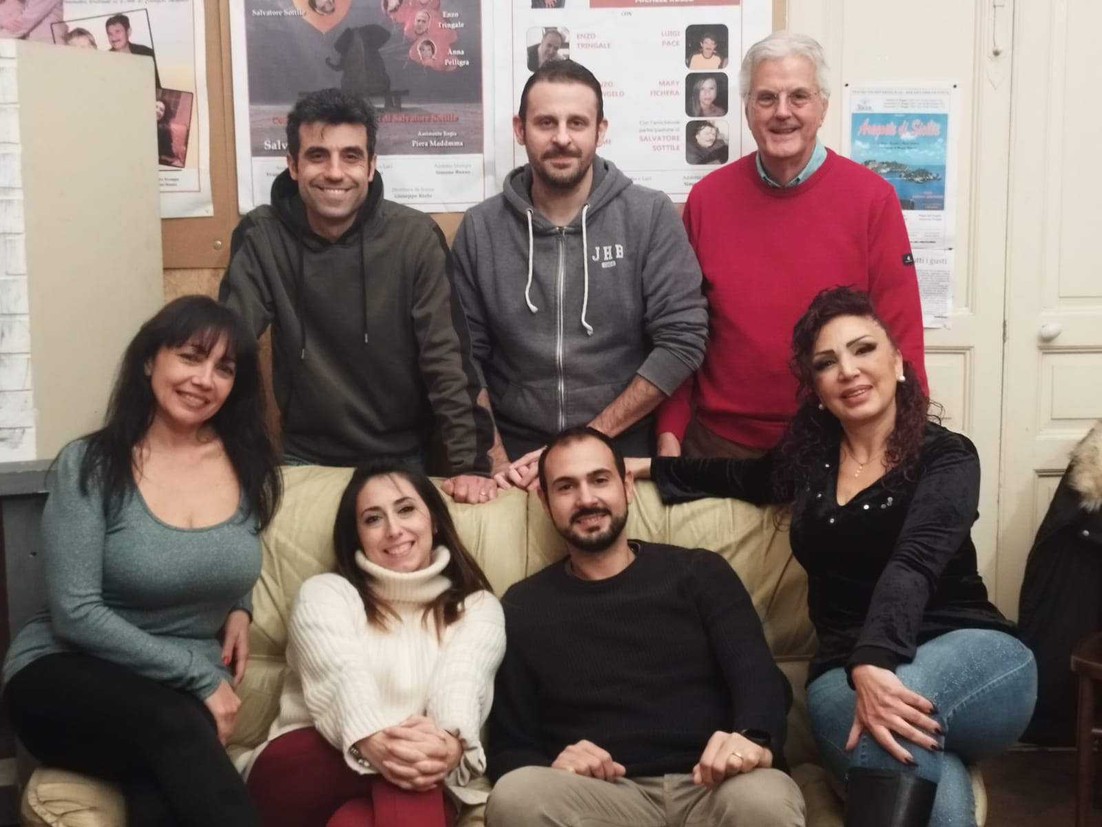 Uno due tre… faccio tutto da me, a Catania la commedia sulla società “spersonalizzata”