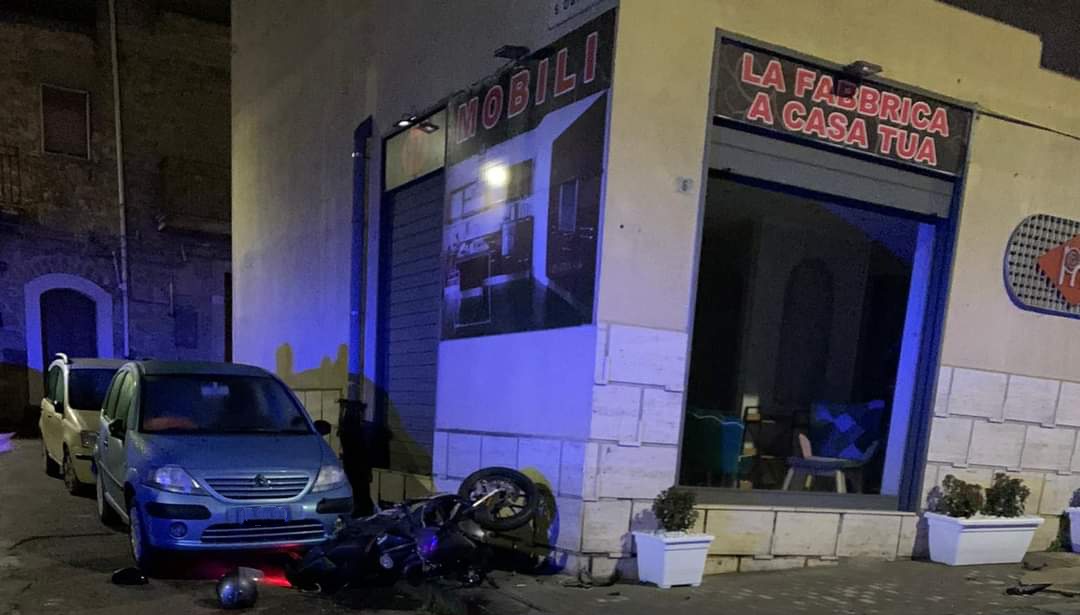 Piazza Armerina, auto travolge scooter: 17enne in coma