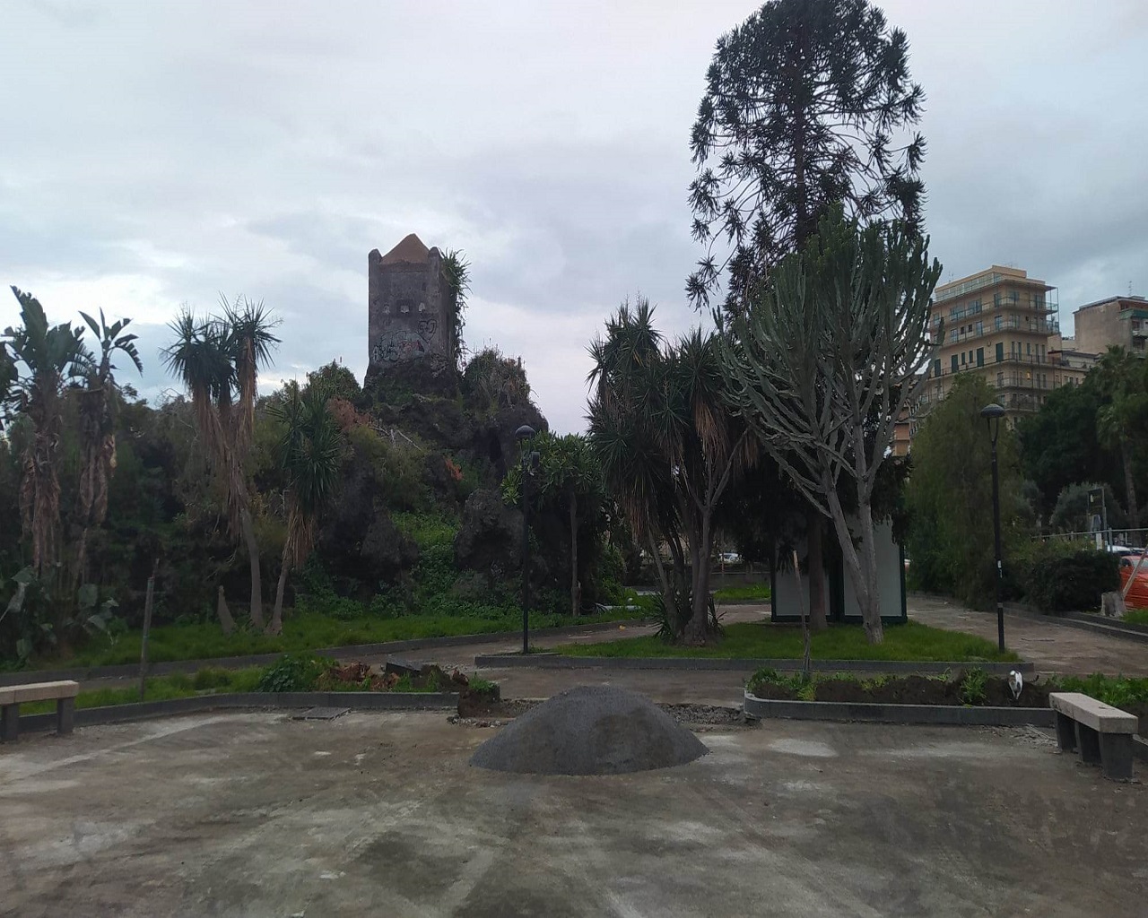 Catania, a lavoro per far “risplendere” piazza Europa e piazza Leonardo Sciascia – FOTO e VIDEO