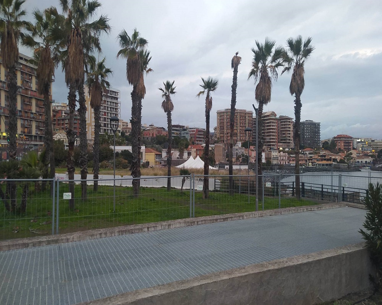 Catania, a lavoro per far “risplendere” piazza Europa e piazza Leonardo Sciascia – FOTO e VIDEO