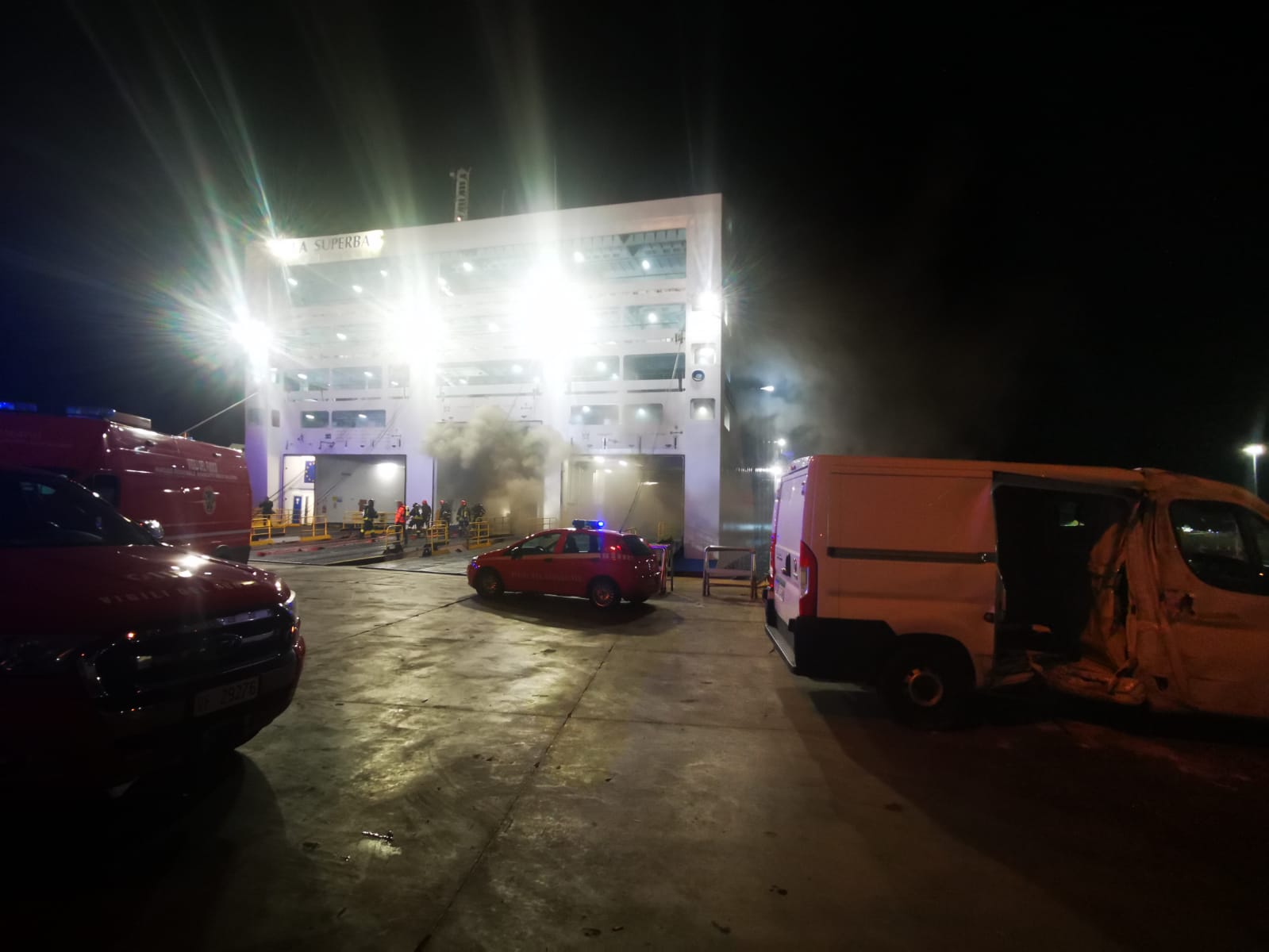 Paura al porto di Palermo, fiamme su una nave: vigili del fuoco sul posto – VIDEO