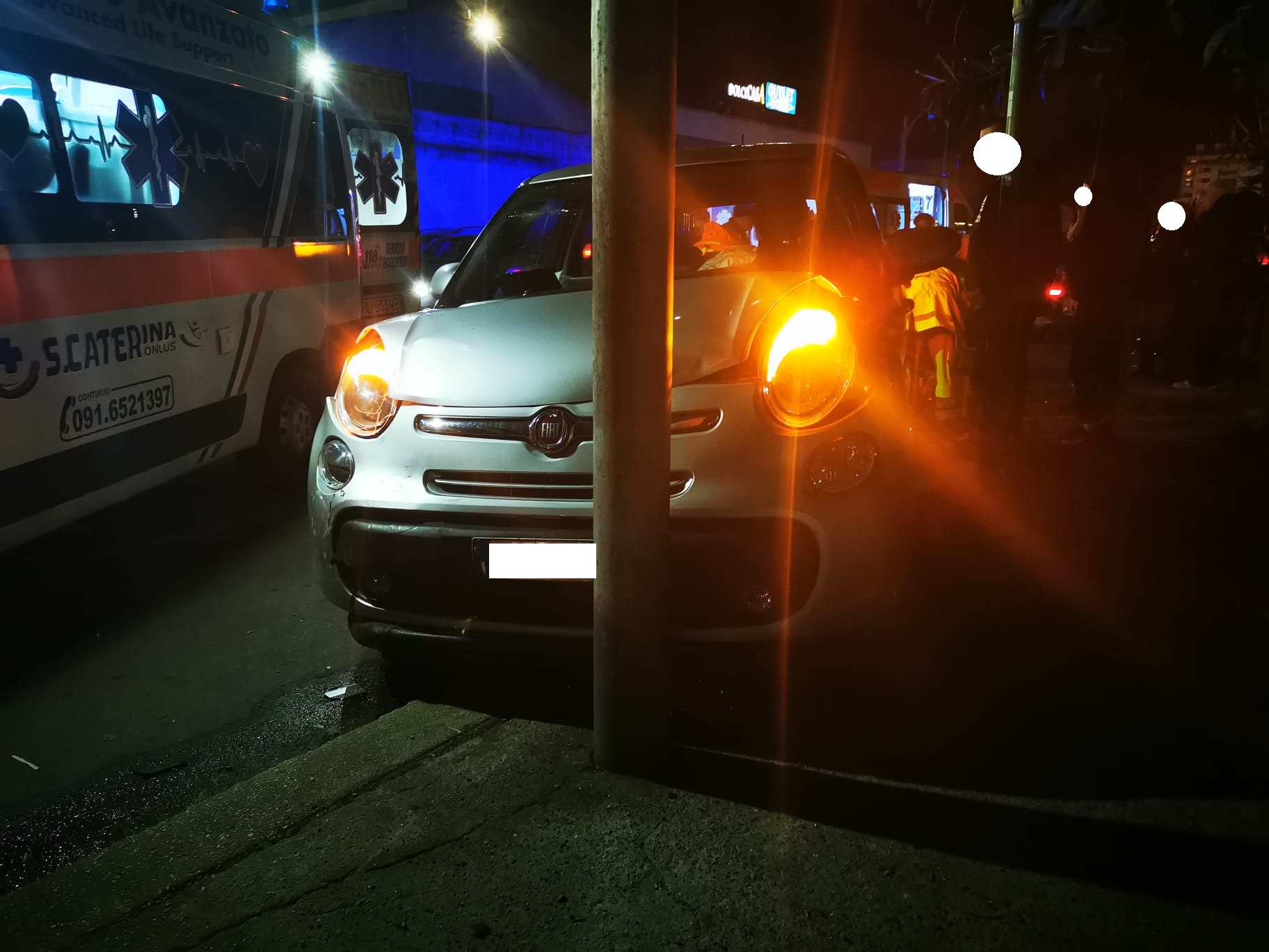 Spaventoso incidente a Brancaccio, scontro tra due auto: grave 40enne