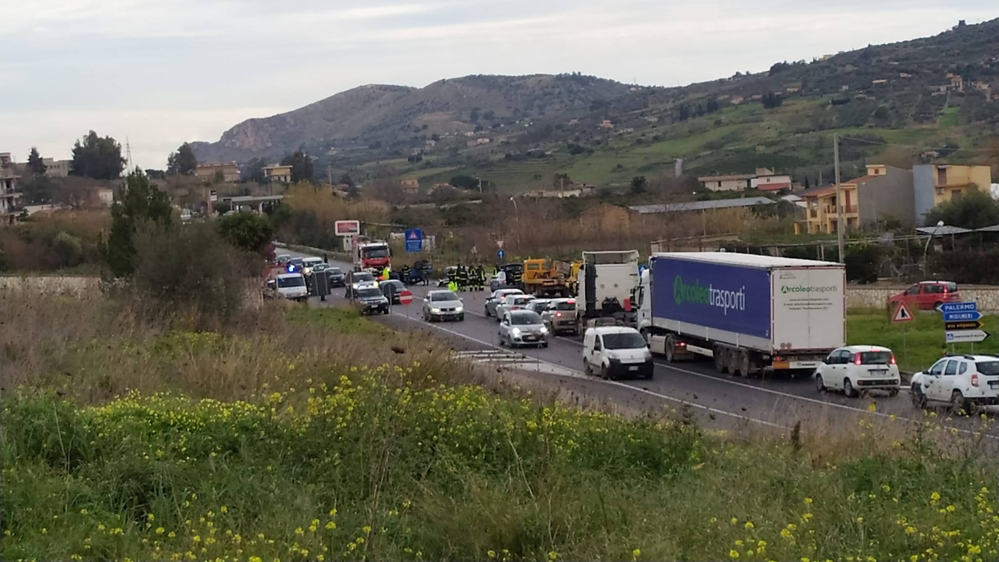 Grave incidente sulla Palermo-Agrigento, scontro frontale: 2 feriti e traffico in tilt
