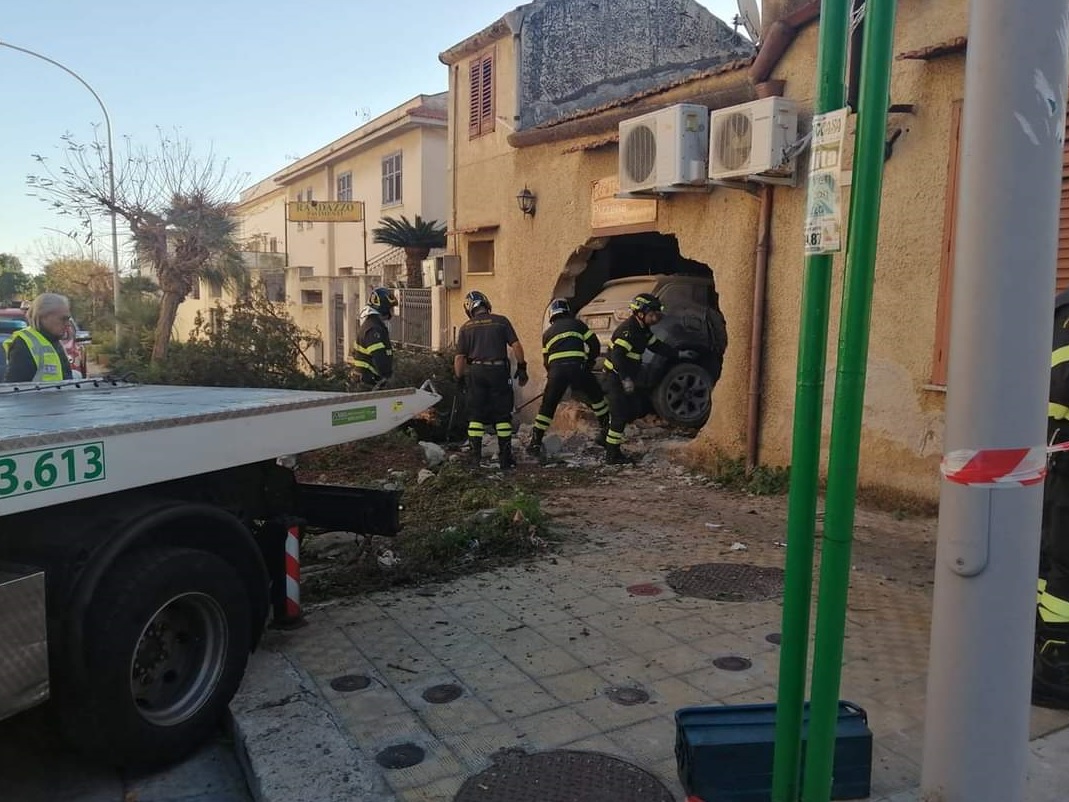 Con l’auto dentro la pizzeria: incidente nel Palermitano