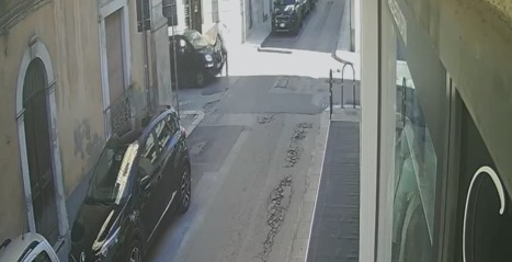 Incredibile incidente in Sicilia, auto in corsa travolge una signora – VIDEO