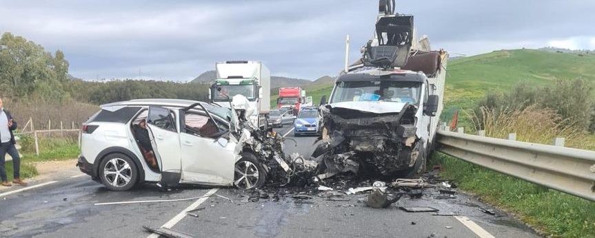 Scontro camion-auto sulla Statale 417, una vittima e feriti gravi – FOTO e VIDEO