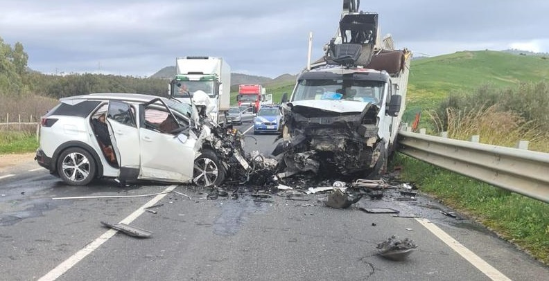 Scontro camion-auto sulla Statale 417, una vittima e feriti gravi – FOTO e VIDEO