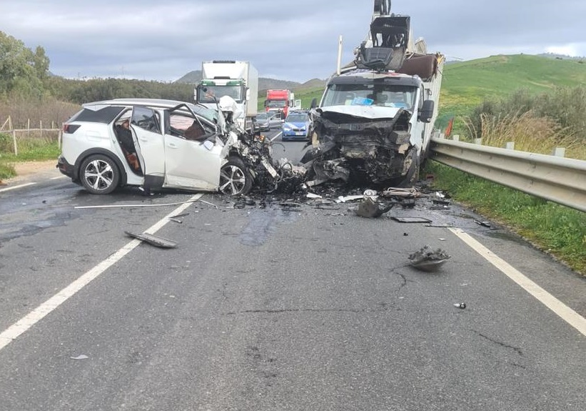 Scontro camion-auto sulla Statale 417, una vittima e feriti gravi – FOTO e VIDEO