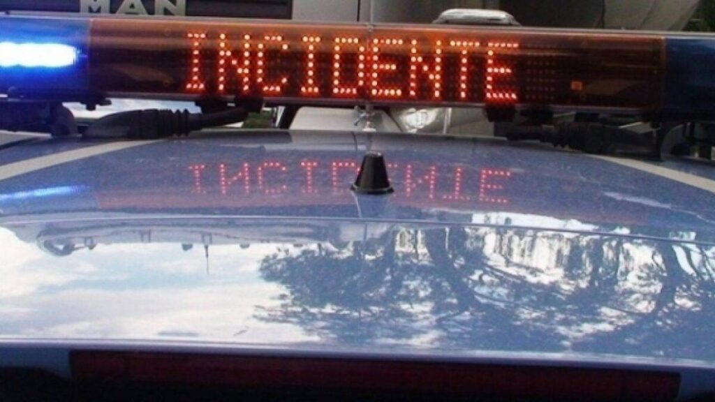 Brutto incidente nel messinese: scuolabus  contro auto, ferito un giovane