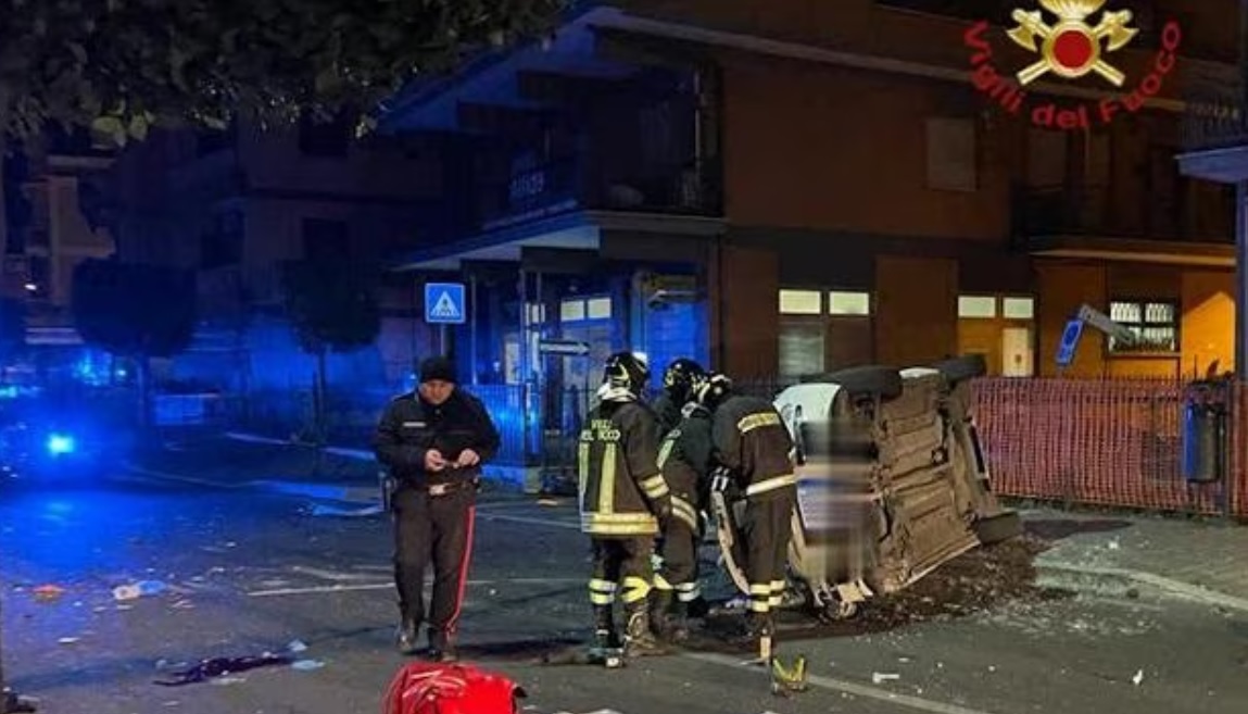 Tragedia nella notte, Fiat 500 si ribalta: morti cinque ragazzi
