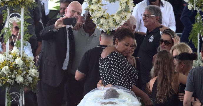 Bufera Infantino: selfie accanto alla bara di Pelè