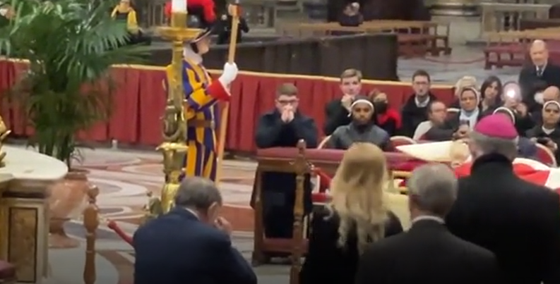 La Russa si inginocchia davanti alla salma di Ratzinger VIDEO