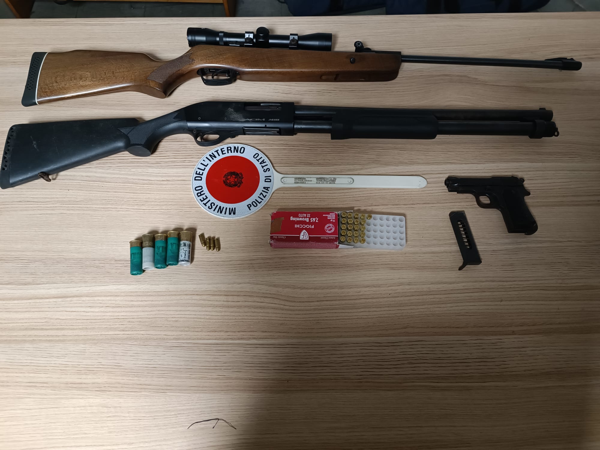 Pistola, carabina e fucile nel bagagliaio dell’auto: scattano sequestro e arresto a Catania