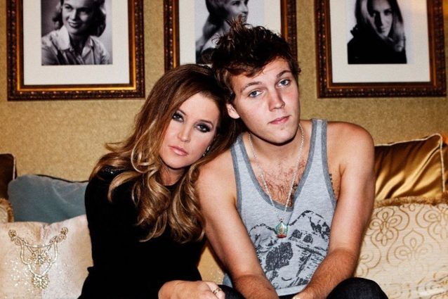 Lisa Marie Presley, scelto il punto di sepoltura: riposerà accanto papà Elvis e l’amato figlio Ben Lisa Marie Presley, scelto il punto di sepoltura: riposerà accanto papà Elvis e l’amato figlio Ben