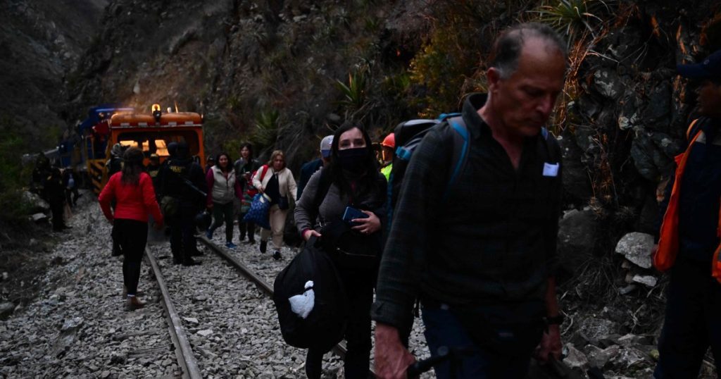 Perù, manifestanti protestano in ferrovia a Machu Picchu: bloccati turisti italiani