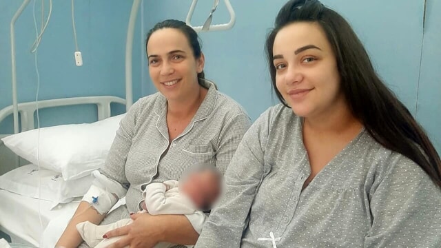35 anni una, 20 l’altra: madre e figlia partoriscono a 24 ore di distanza