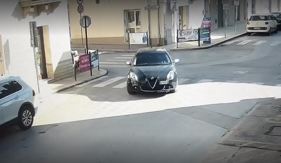 Messina Denaro, l’auto del boss ripresa dalle telecamere del Comune di Campobello