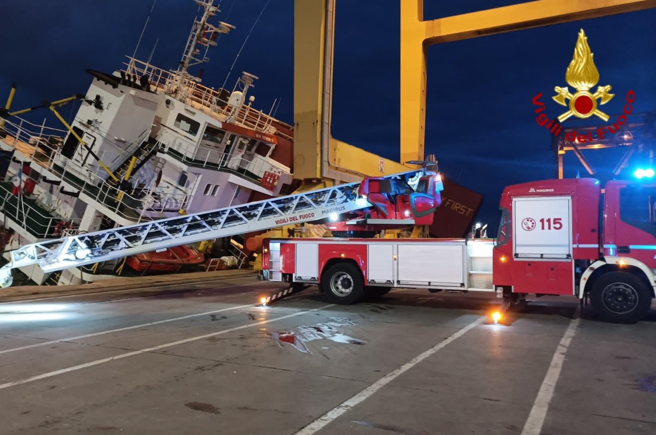 Paura al porto di Genova, nave cargo si inclina su un lato: era arrivata dalla Sicilia