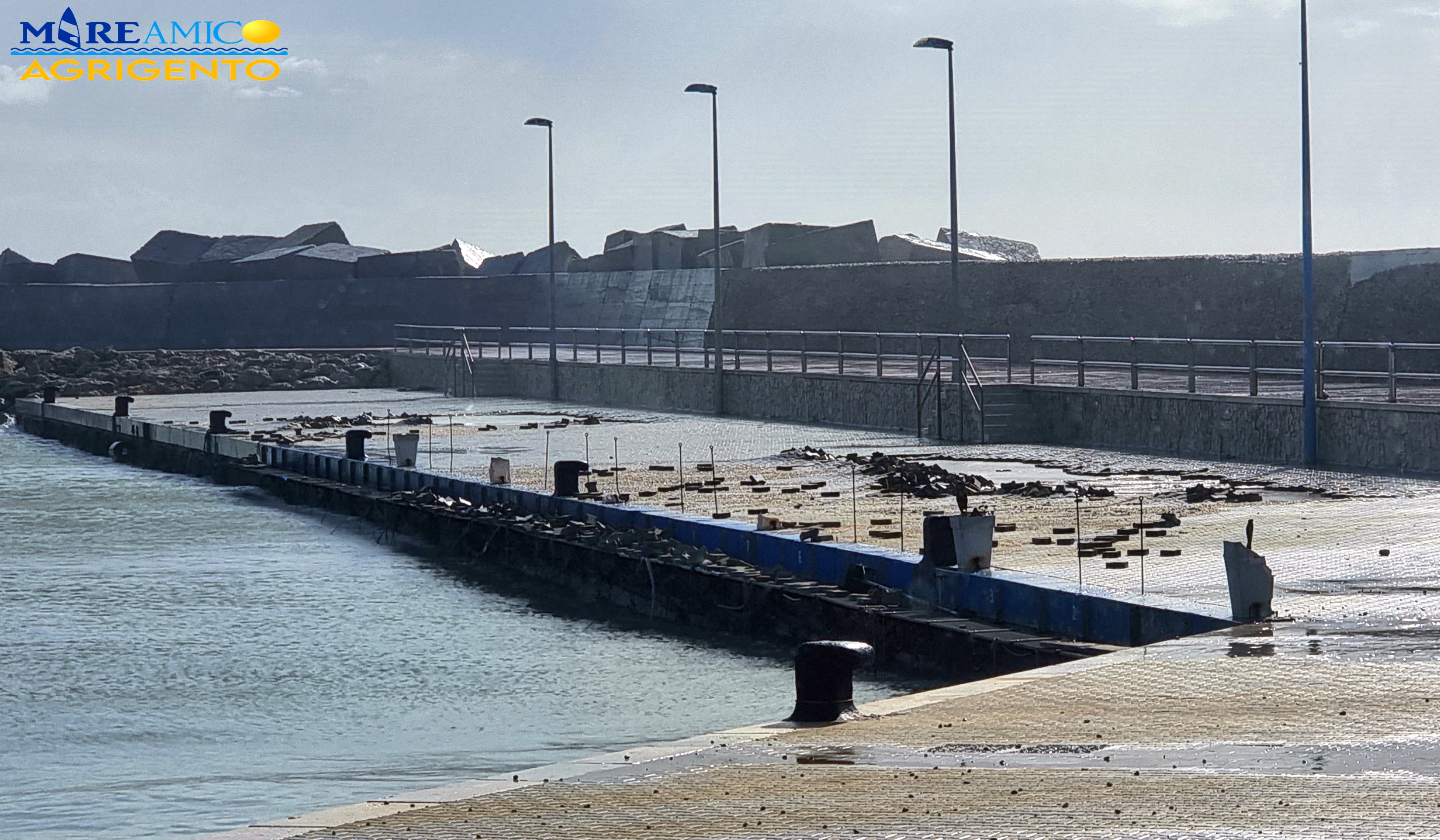 San Leone, mareggiata smantella nuova pavimentazione del porticciolo (VIDEO)