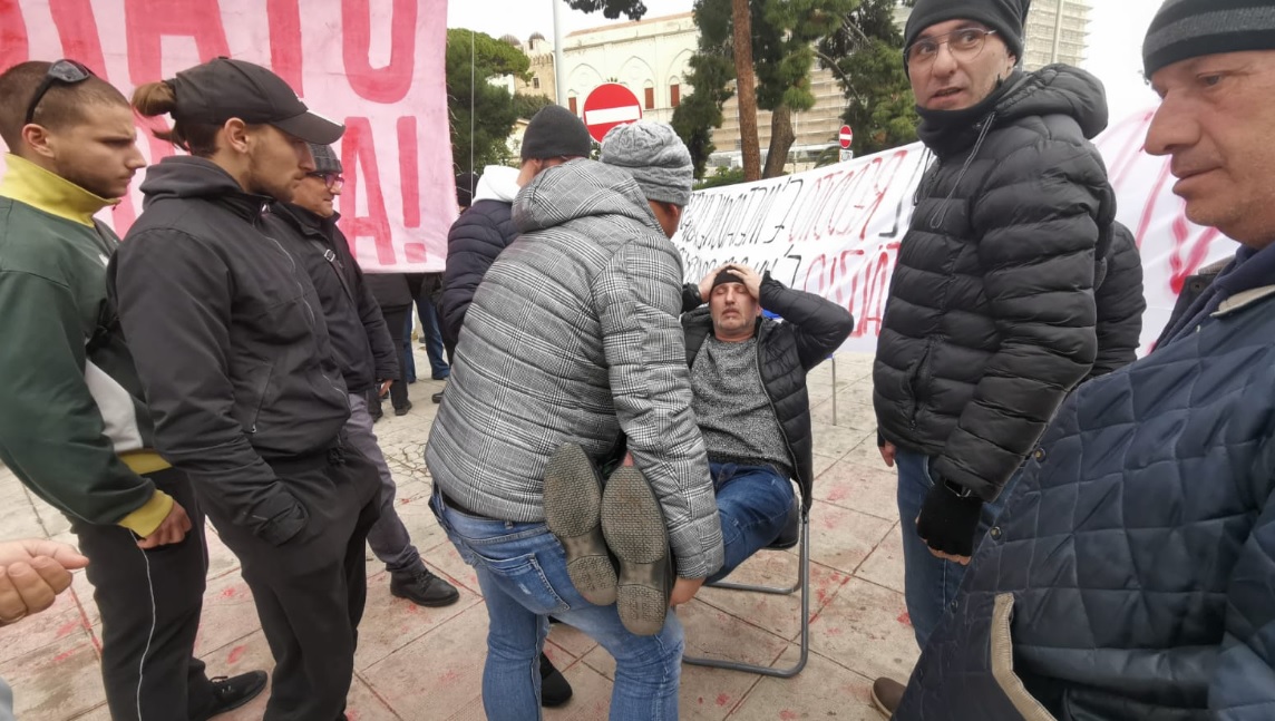 RdC, protestano i percettori a Palermo: “Ancora nessuna risposta”, e c’è chi si sente male – VIDEO