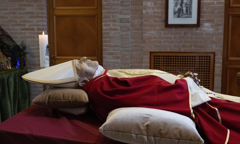 Benedetto XVI, ecco le prime foto della salma del Papa emerito