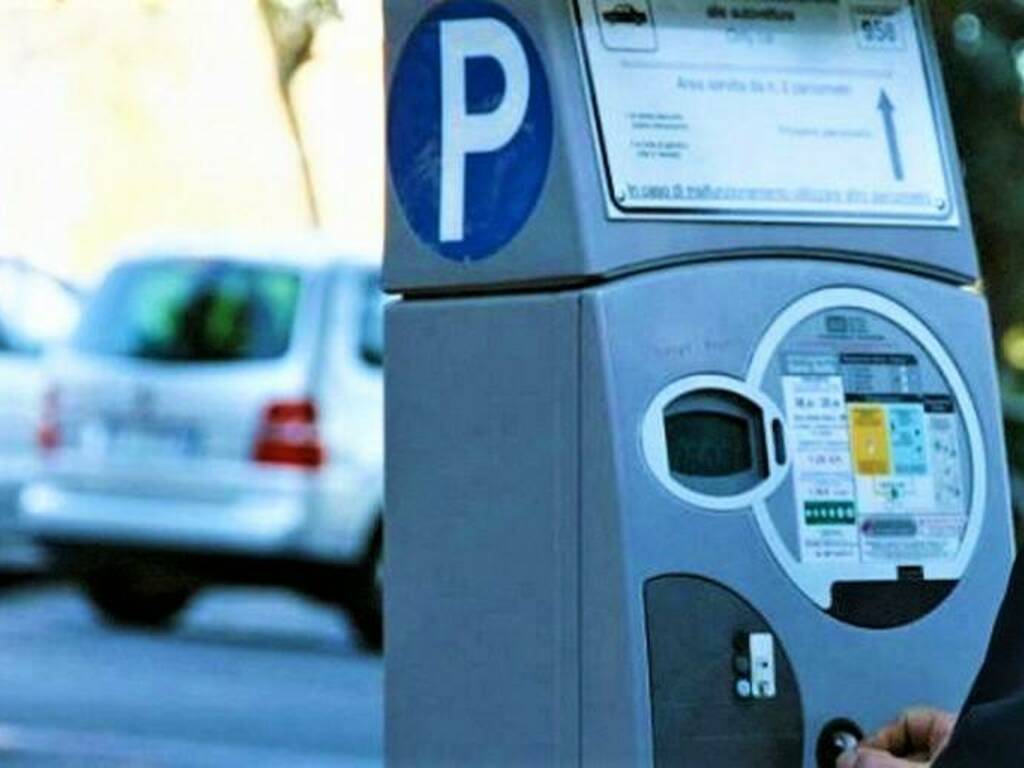 Taroccava i parchimetri per pagarsi spa e vacanze paradisiache: arrestata 50enne