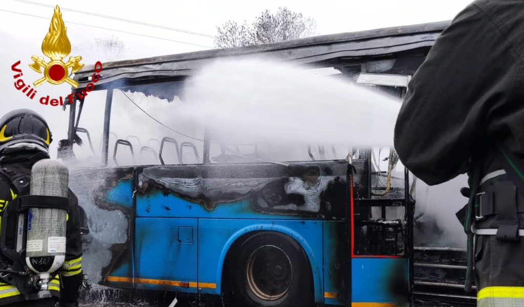 Pullman pieno di studenti va a fuoco: autista eroe li mette in salvo