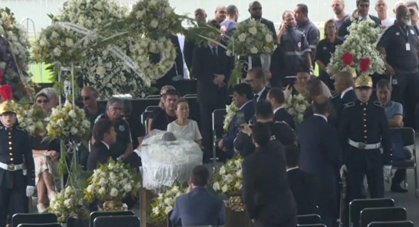 Pelé, code interminabili allo stadio del Santos per salutare l’ex campione brasiliano – VIDEO