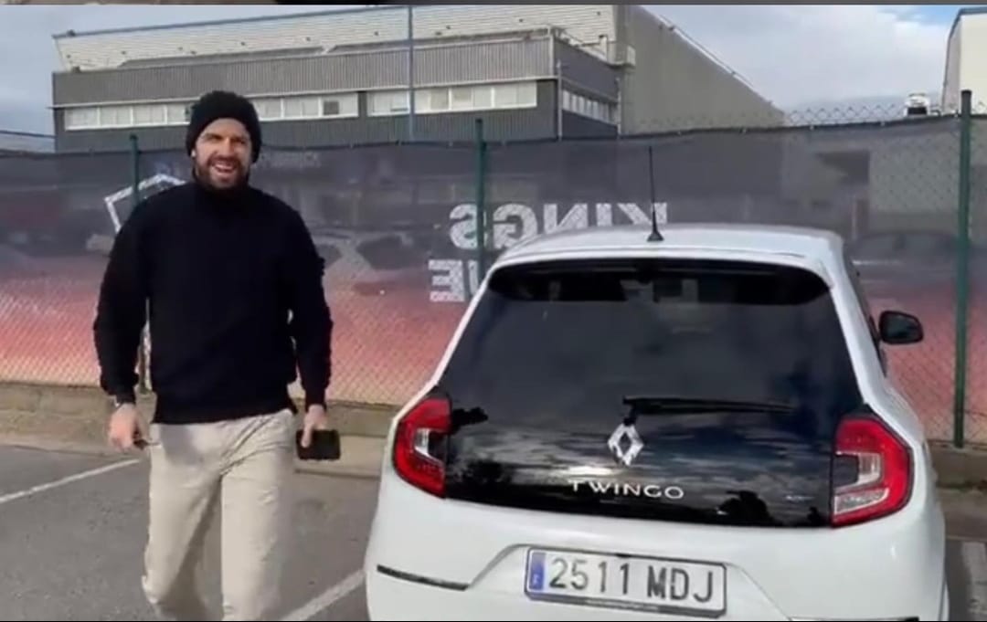 Shakira-Piquè, continua la faida: l’ex difensore posa con una Twingo