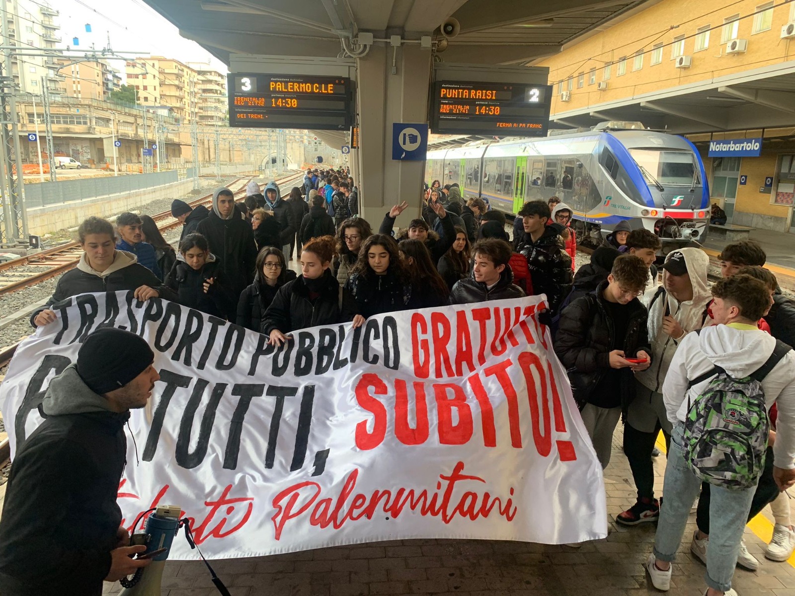 Palermo, irruzione degli studenti alla stazione Notarbartolo contro il caro-biglietti