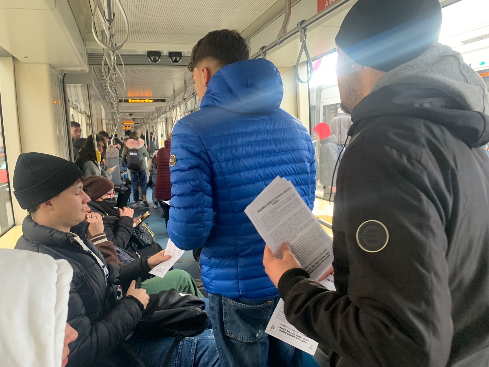 Palermo, irruzione degli studenti alla stazione Notarbartolo contro il caro-biglietti