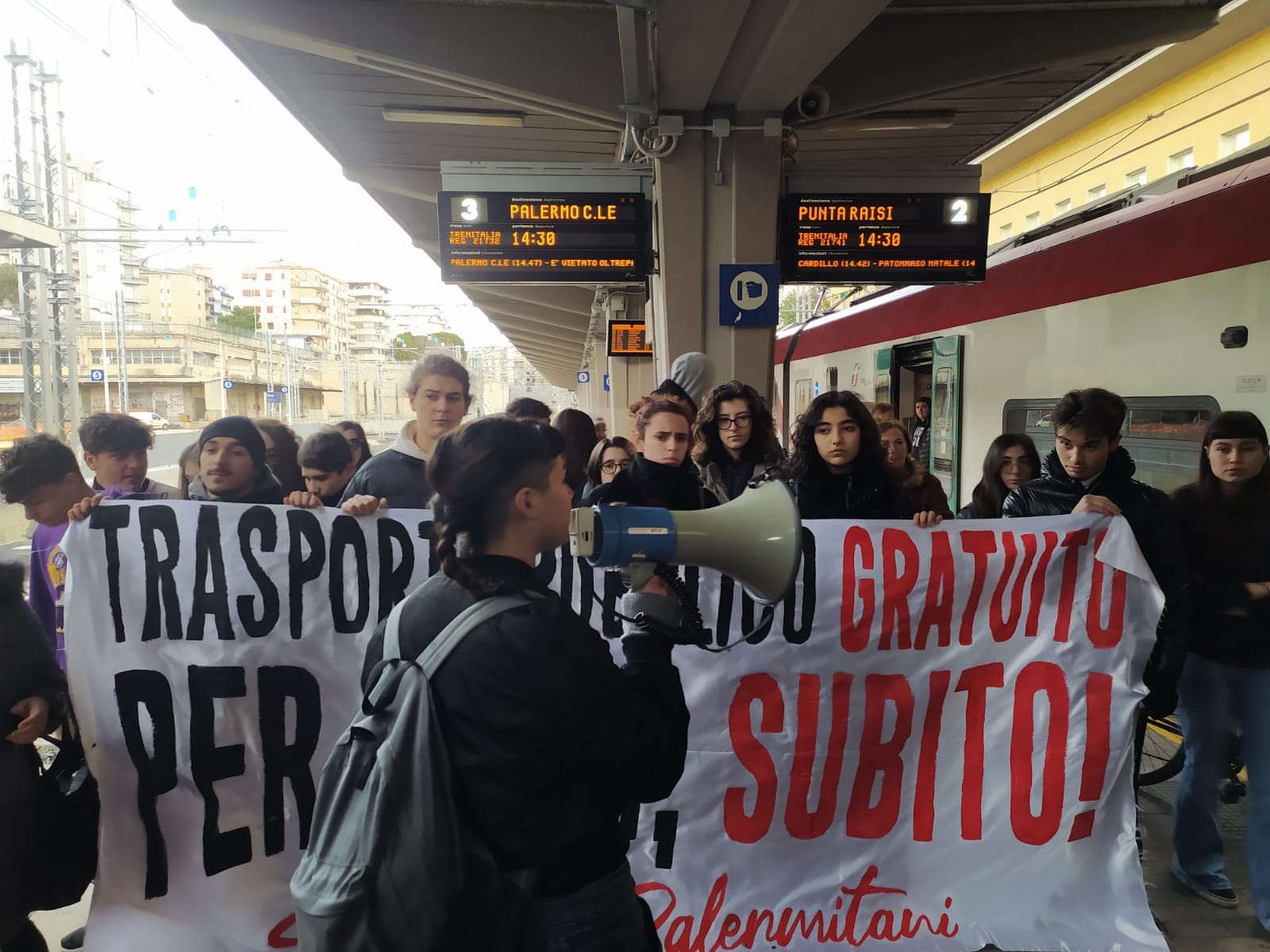 Palermo, irruzione degli studenti alla stazione Notarbartolo contro il caro-biglietti