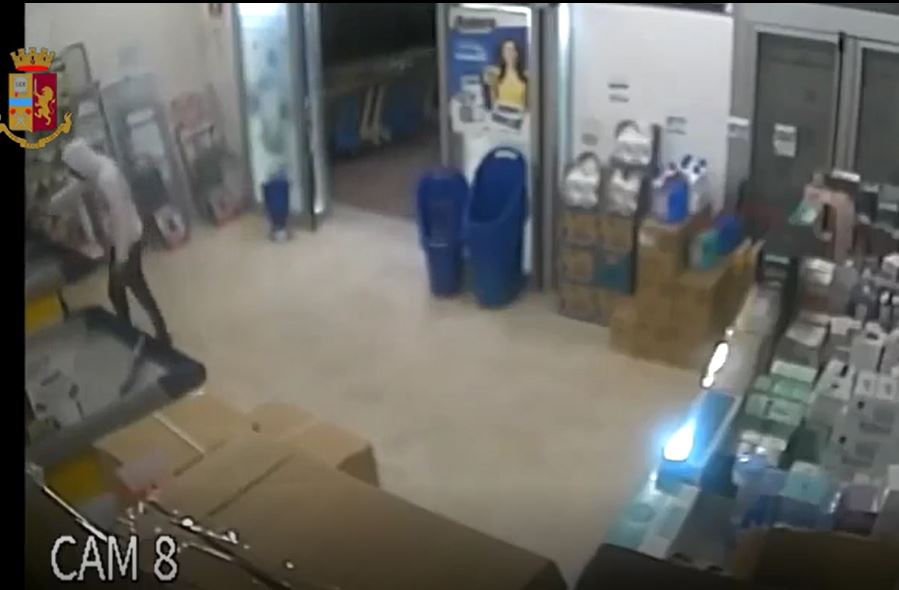 “Sorpresi” dopo rapina in negozio e arrestati: si cercano i complici – VIDEO