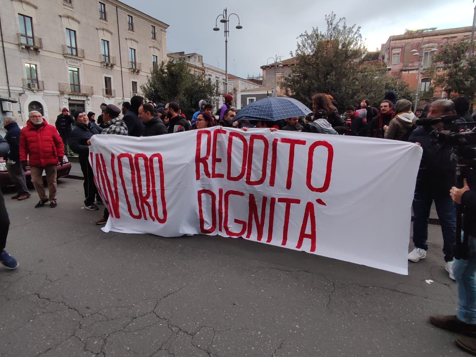 Reddito di Cittadinanza, la protesta a Catania: “Non abolitelo, si metta lavoro al centro” – FOTO e VIDEO