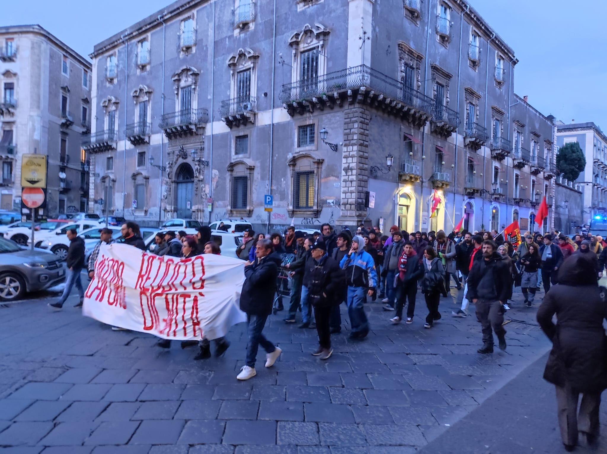Reddito di Cittadinanza, la protesta a Catania: “Non abolitelo, si metta lavoro al centro” – FOTO e VIDEO