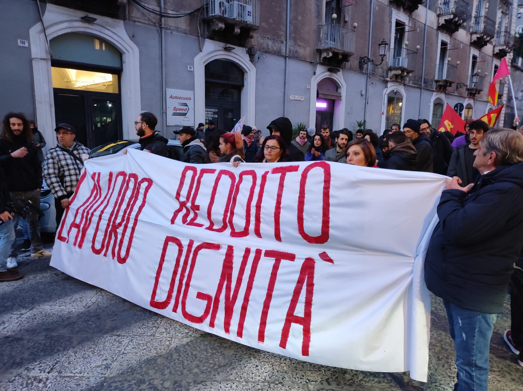Reddito di Cittadinanza, la protesta a Catania: “Non abolitelo, si metta lavoro al centro” – FOTO e VIDEO