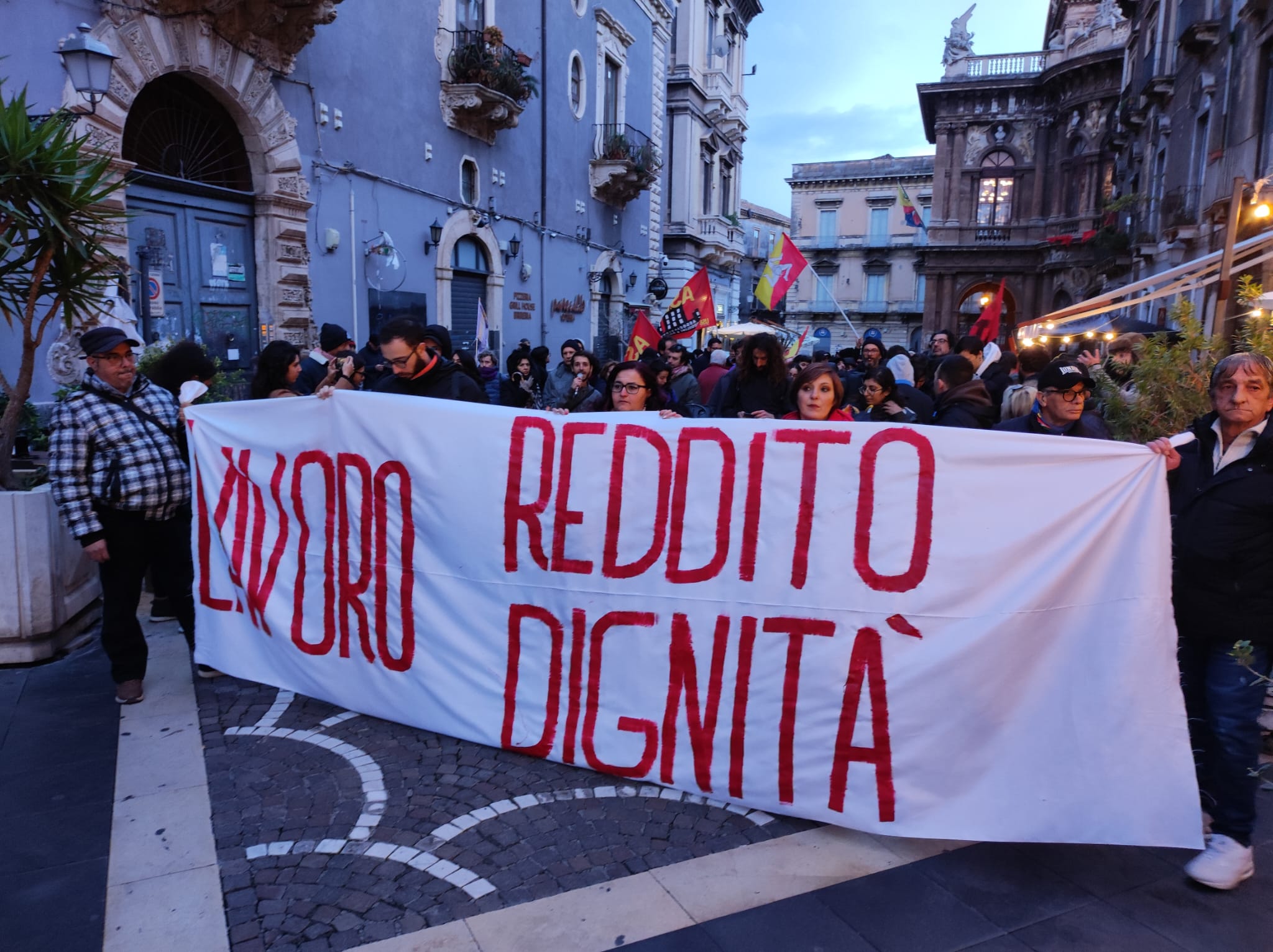 Reddito di Cittadinanza, la protesta a Catania: “Non abolitelo, si metta lavoro al centro” – FOTO e VIDEO