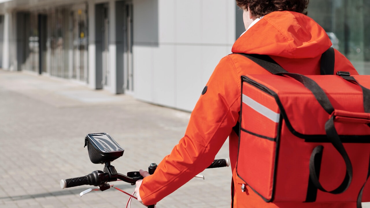 Rider pedala 50 km per effettuare consegna, il cliente: “Mi pento, mai più”