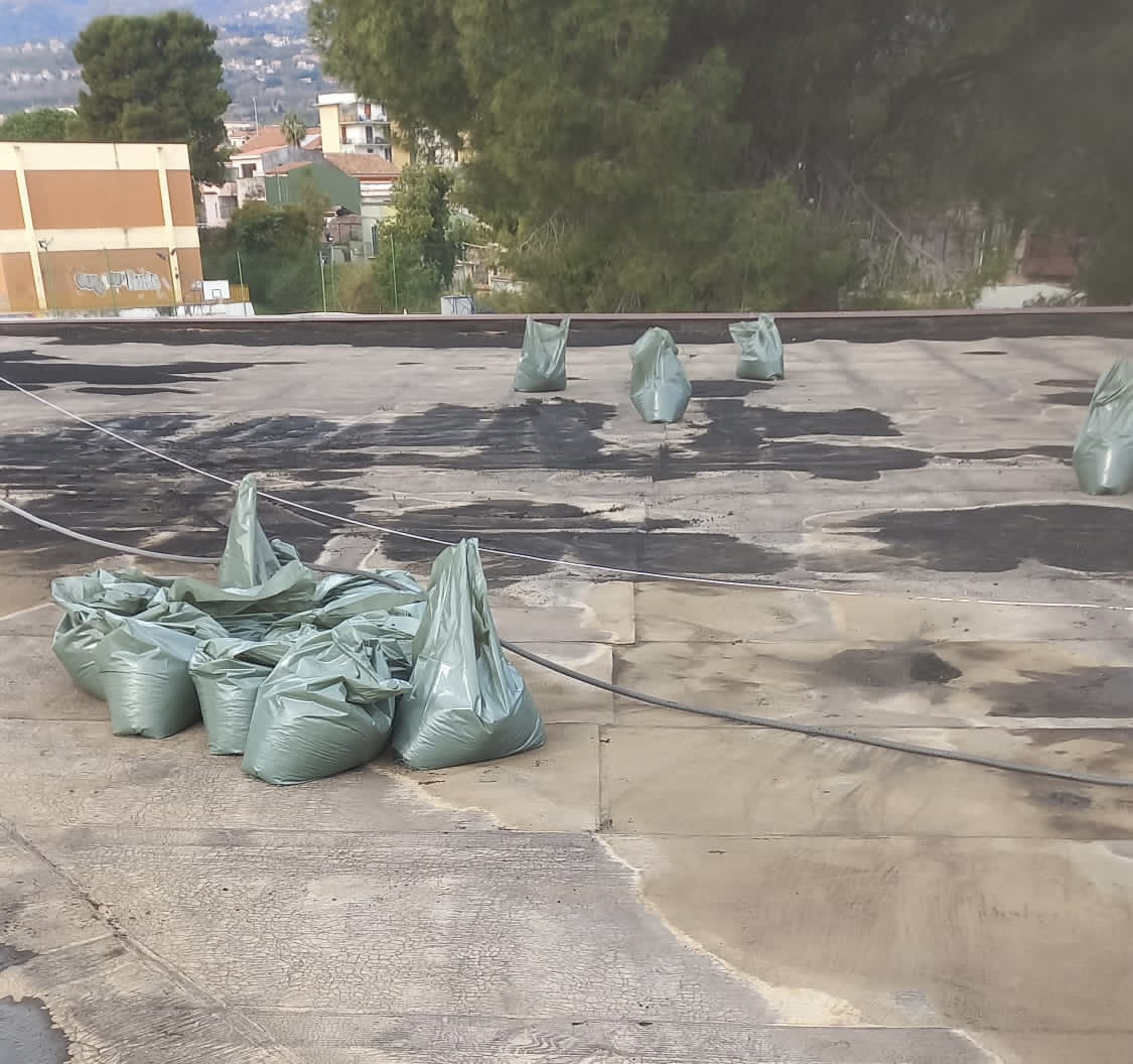 Riposto, al via la rimozione della cenere vulcanica nelle scuole