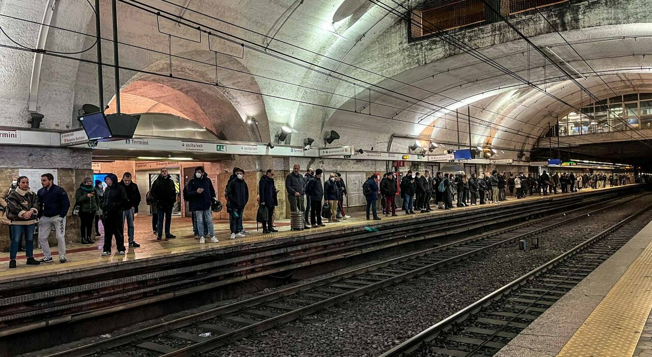 Scivola sui binari per recuperare il trolley incastrato: il treno passa e lo decapita
