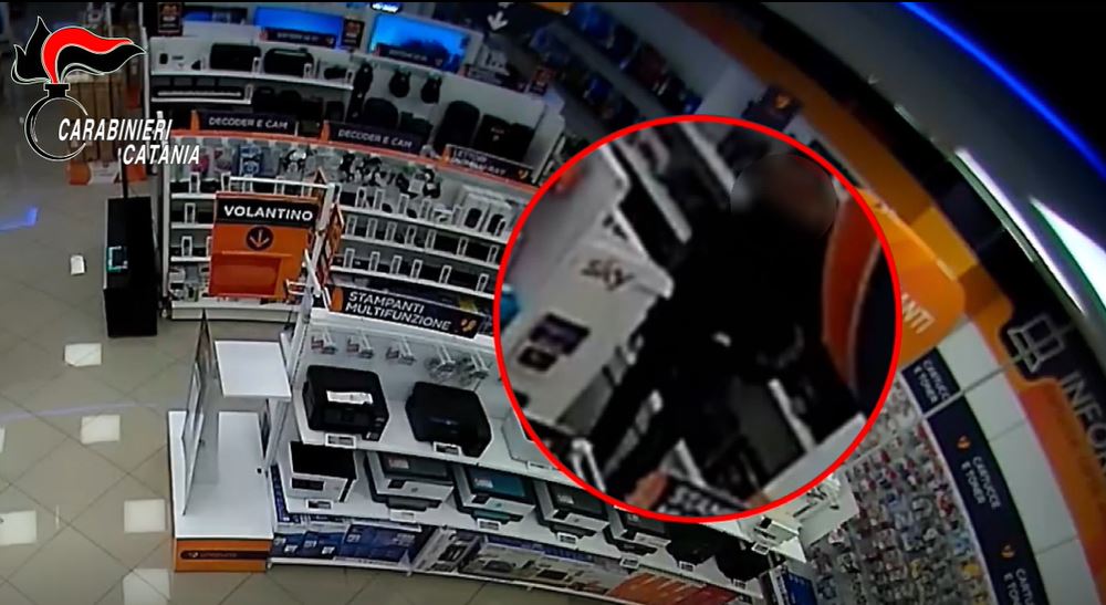 “Lupin” in azione nel Catanese, i furti e le fughe in auto: pregiudicato in carcere – VIDEO