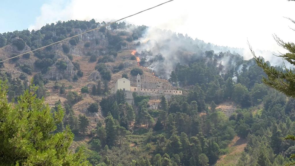 Santuario Madonna del Balzo devastato da un incendio, Schifani: “Lo restituiremo ai fedeli”