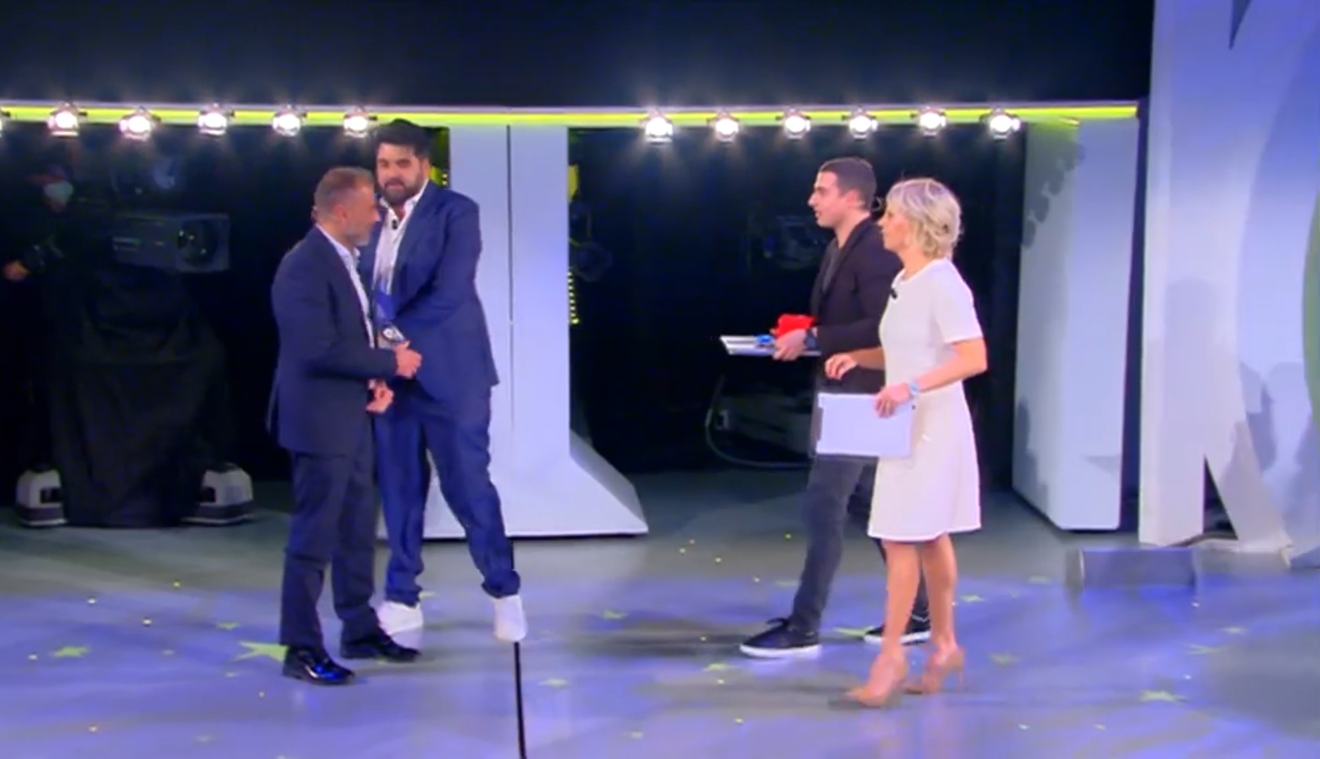 A “C’è posta per te” un padre chiede scusa al figlio. Cannavacciuolo: “Ti aiuto io”