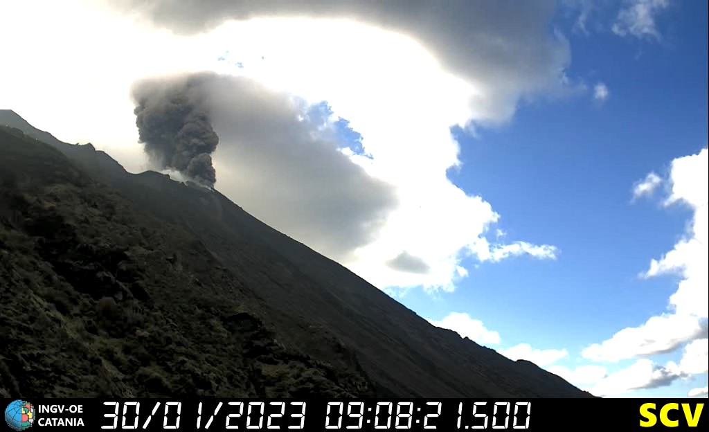 Stromboli, la settimana inizia con esplosione e nube di cenere sull’isola
