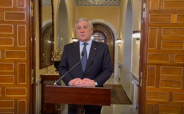 Tajani e Piantedosi in “missione” in Tunisia, migranti al centro – VIDEO