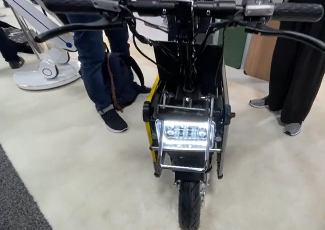 Il motorino pieghevole grande come una valigia, l’invenzione al Ces 2023 – VIDEO