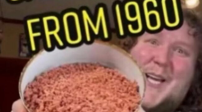 Mangiava cibo spazzatura e alimenti scaduti nel 1960: star di TikTok muore a 33 anni